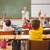 Schüler:innen, heben während des Unterrichts  die Hände